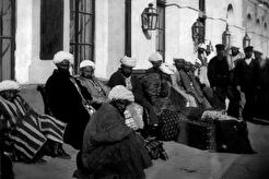 Пассажиры на перроне вокзала в Новой Бухаре (1900)