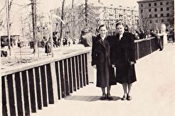 На мостике через пруд в ПКиО (1960)