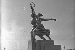 Всесоюзная сельскохозяйственная выставка. Дети у скульптуры «Рабочий и колхозница» (1940)