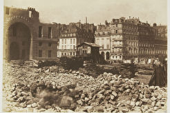 La rue de Rivoli (angle gauche de la place du Palais Royal) au moment de la démolition des écuries (1852)