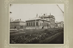 P. C. Rettigs & C:o fabriksbyggnader i hörnet av Nunnegatan och Stora Tavastgatan (1891)