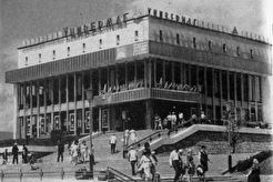 В универмаге вы найдете товары курортного спроса (1972)