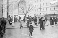 У кинотеатра «Центральный» (1960)