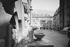 Innsbruck. Herzog-Friedrich-Straße. Brunnen vor Trautsonhaus (1900)