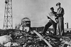 Американские военные исследуют район вокруг эпицентра в Хиросиме (1945)