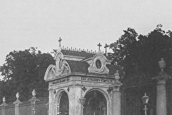 Извозчики у часовни Александра Невского в ограде Летнего сада (1900)