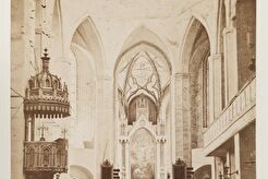 Turun tuomiokirkon keskikäytävää, saarnatuoli ja alttari (1867)