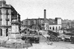 La Casa de Màquines apareix en aquesta imatge rera el monument a Antonio López (1900)