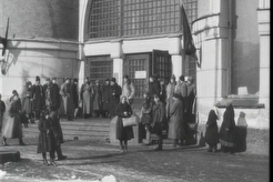 У главного входа Ярославского вокзала (1924)