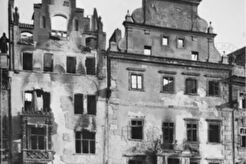 Pohled na domy na Staroměstském náměstí (1945)