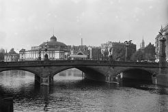 Circus Busch von Süden, im Vordergrund die Friedrichsbrücke (1920)