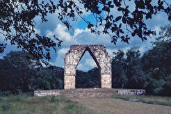 Arco que marca el camino ceremonial a Uxmal (1983)