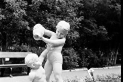 Композиция «Девочка поливает мальчика из кувшина» (1960)
