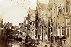 Nieuwezijds Achterburgwal (sinds 1866 is dit de Spuistraat, 1-13). Links de klapbrug over het Kattengat (1857)