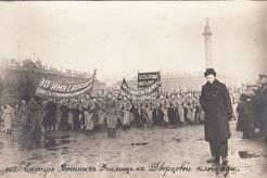 Дворцовая площадь. Смотр военных училищ (1917)