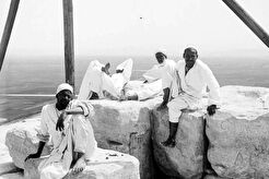 Men rest on top of the Great Pyramid of Gizah (1900)