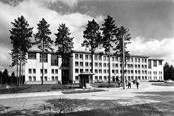 Главный корпус НГУ. Киоск "Союзпечати" и автобусная остановка (1962)