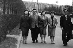 На прогулке (1960)