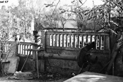 Во дворе дома возле виадука (1960)