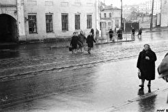 Девушки с ведрами перебегают улицу 25 Октября (1960)