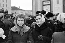 У кинотеатра "Аврора" (1960)