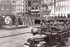 Parade Duitse politietroepen op het Damrak, passeert de Dam (1941)