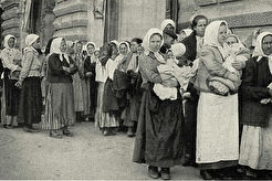 Очередь у верхних торговых рядов. (1917)