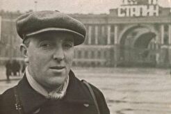 На площади Урицкого (1930)