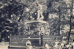 Памятник Крылову в Летнем саду (1900)