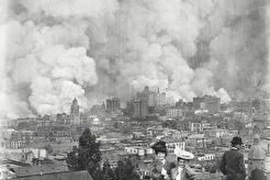 People watch San Francisco burns after the great earthquake of 1906 (1906)