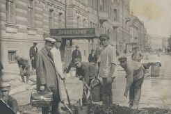Ремонтные работы на улице Халтурина (1920)