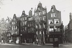Nieuwezijds Voorburgwal, op de hoek van de Gravenstraat (1940)