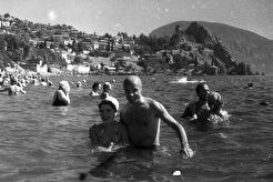 В море на фоне Генуэзской скалы и горы Аю-Даг (1960)