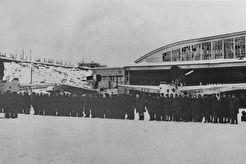 Построение личного состава 118-го разведывательного авиаполка у ангара (1941)
