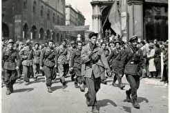 Partigiani sfilano in Piazza del Duomo (1945)