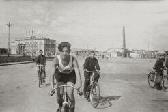 Вид от северного входа в сторону киностудии им. Горького. Велосипедисты (1960)