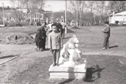 У скульптуры льва (1960)