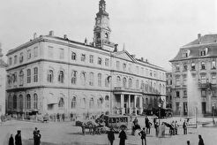 Конный омнибус у ратуши (1874)