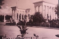 Колоннада в парке (1960)