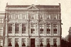 Rokin 112: Arti et Amicitiae (1859)