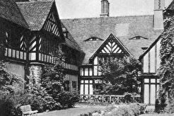 Im Innenhof des Schlosses Cecilienhof (1960)