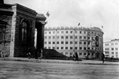 Здание гостиницы № 1 на площади Революции (1935)
