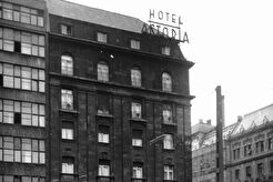 Múzeum körút 1., Astoria szálló, jobbra a Kossuth Lajos utca (1960)