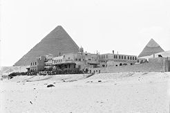 The hotel at the pyramids (1900)