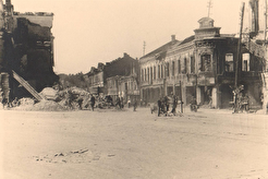 На скрыжаванні вуліцы Савецкай з Энгельса (1941)