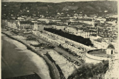 Le quai du Midi, la plage des Ponchettes et la Tour Bellanda vus du Château (1862)