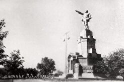 Памятник В.И.Ленину (1960)