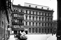 Pohled do Štupartské ulice na Starém Městě s domy čp. 599 a 600 (1945)