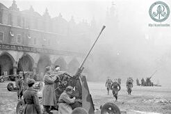 Sowieccy przeciwlotnicy strzelają do niemieckich samolotów (1945)