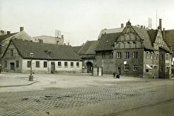 Garnisonssykehuset ( Rådmannsgården) i Rådhusgata med hovedfasade og sidefasade mot Øvre Slottsgate og Christiania Torv (1870)